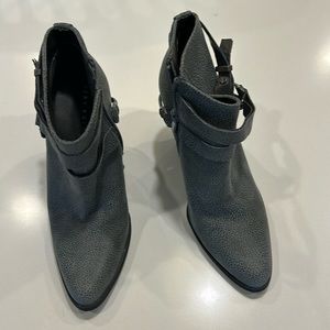 Very volatile short boots